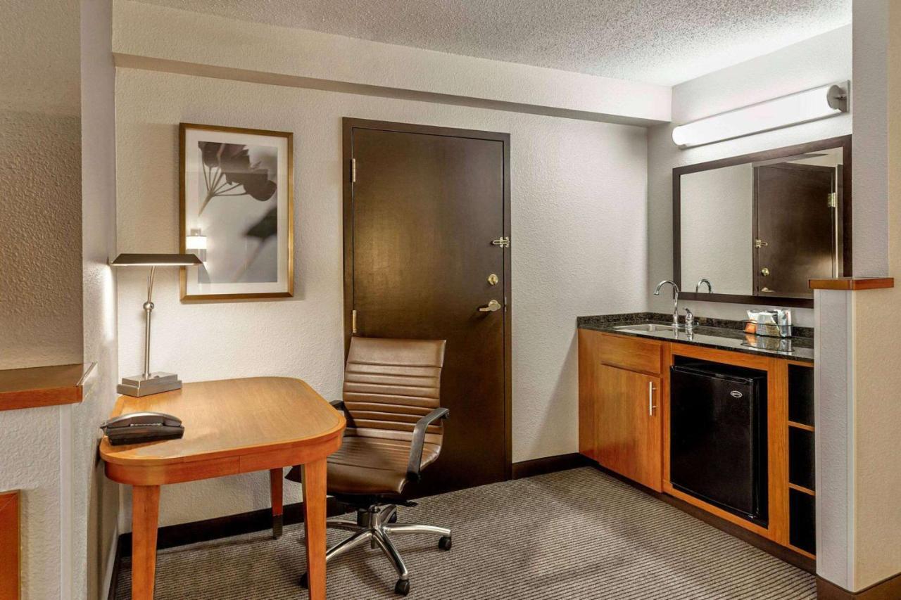Wyndham Garden Kansas City Airport Εξωτερικό φωτογραφία