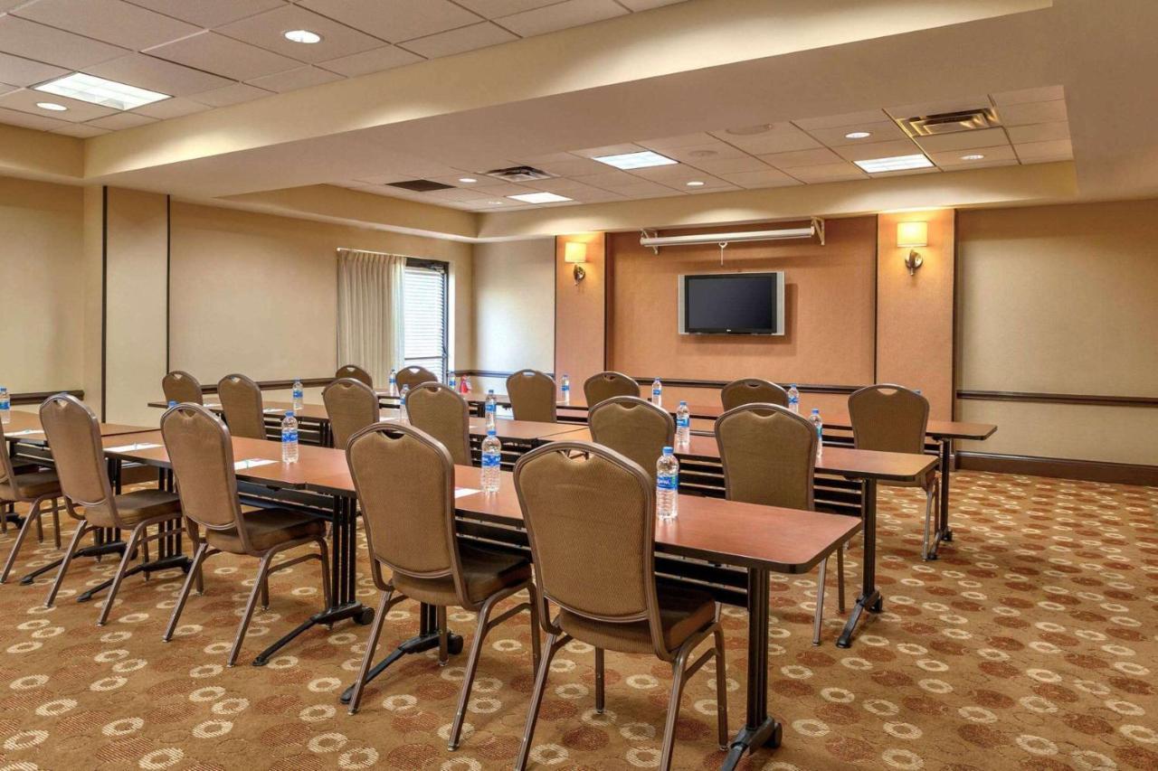 Wyndham Garden Kansas City Airport Εξωτερικό φωτογραφία