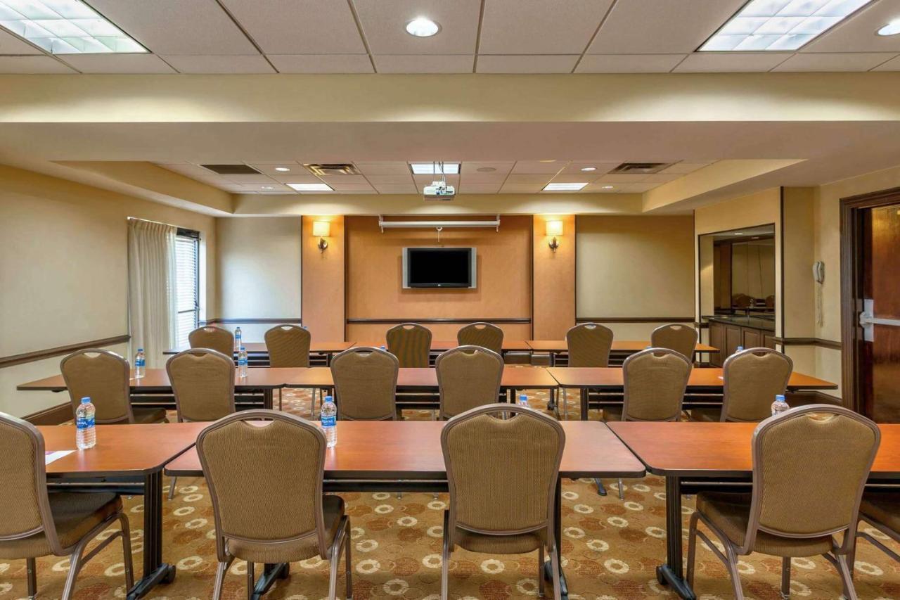 Wyndham Garden Kansas City Airport Εξωτερικό φωτογραφία
