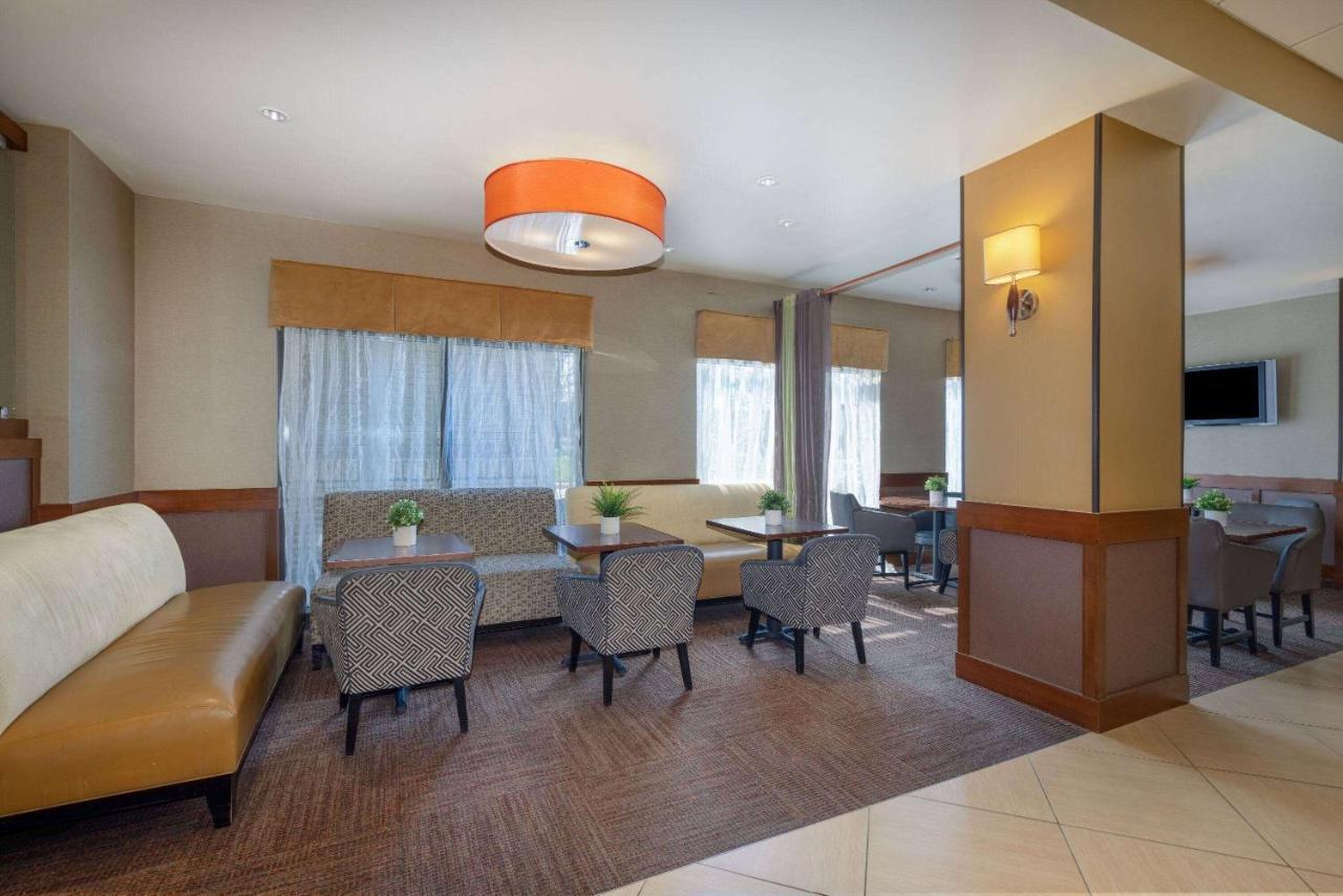 Wyndham Garden Kansas City Airport Εξωτερικό φωτογραφία