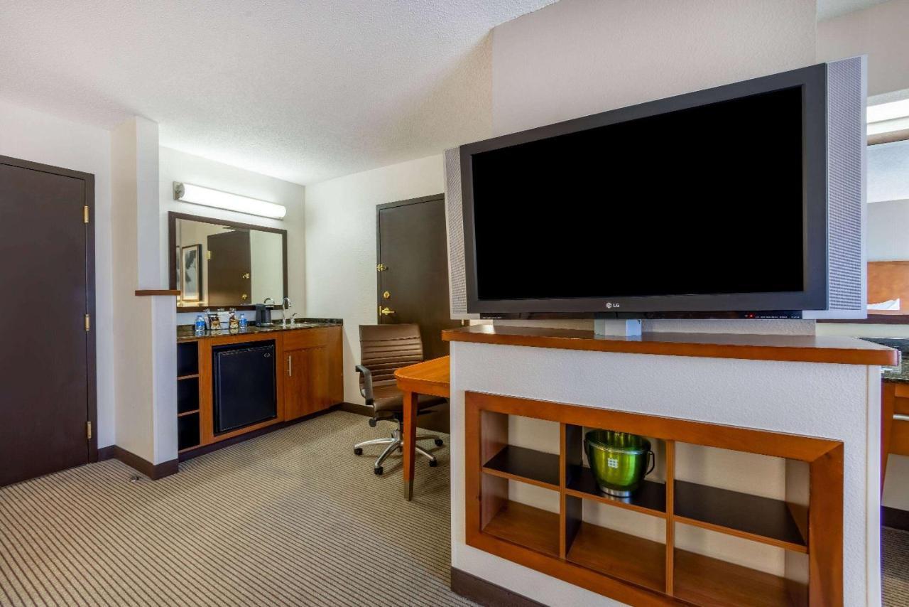 Wyndham Garden Kansas City Airport Εξωτερικό φωτογραφία