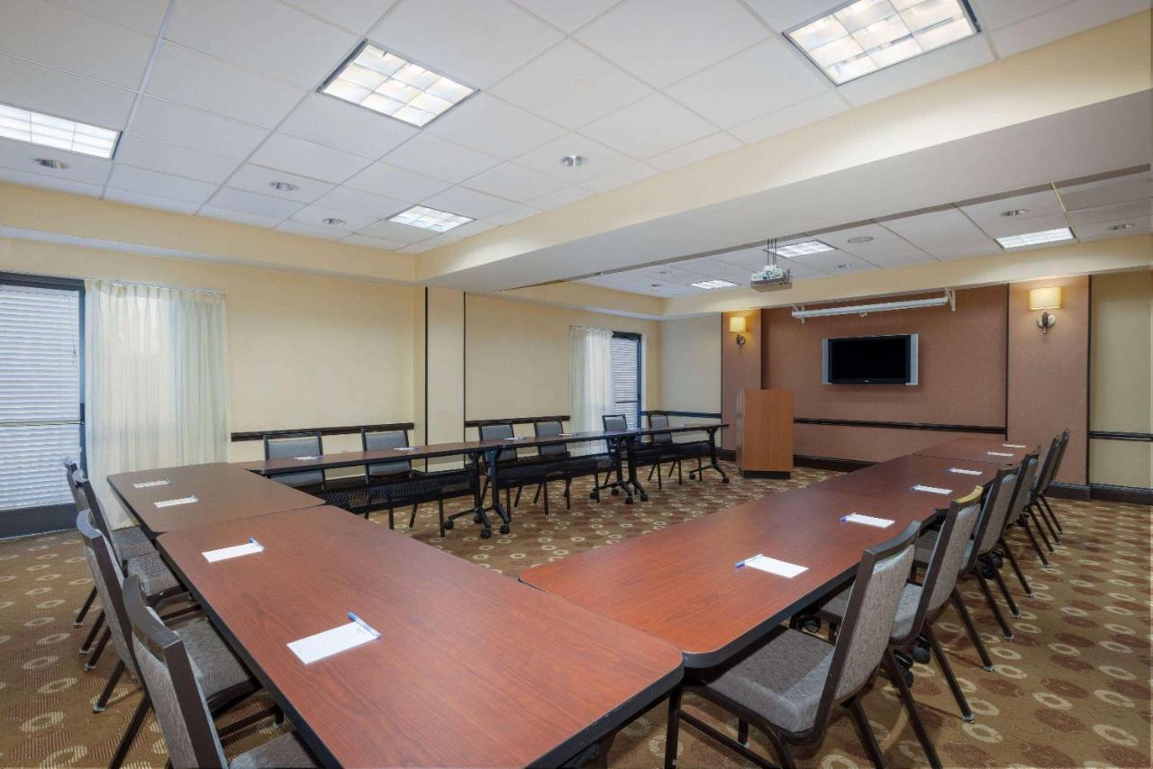 Wyndham Garden Kansas City Airport Εξωτερικό φωτογραφία